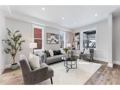 351 Fountain Street S, Cambridge, ON - Indoor Photo Showing Living Room