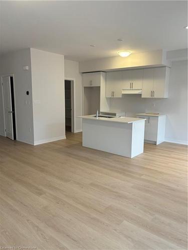 124-155 Equestrian Way, Cambridge, ON - Indoor Photo Showing Kitchen