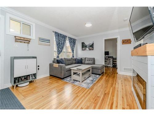 357 Dover Street S, Cambridge, ON - Indoor Photo Showing Living Room