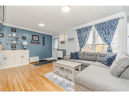 357 Dover Street S, Cambridge, ON - Indoor Photo Showing Living Room