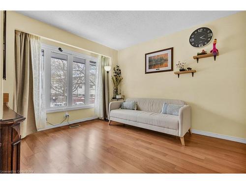 44-46 Cedarwoods Crescent, Waterloo, ON - Indoor Photo Showing Living Room