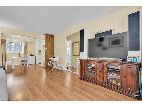 44-46 Cedarwoods Crescent, Waterloo, ON - Indoor Photo Showing Living Room