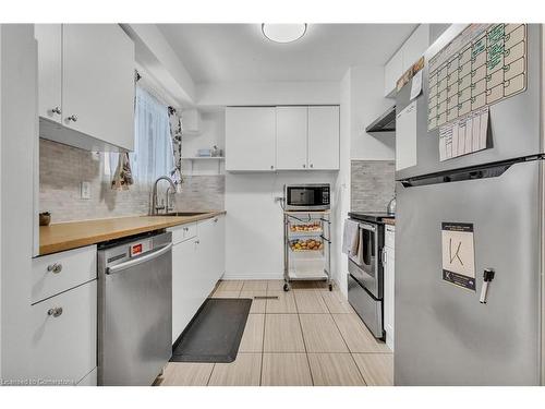 44-46 Cedarwoods Crescent, Waterloo, ON - Indoor Photo Showing Kitchen