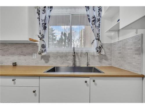 44-46 Cedarwoods Crescent, Waterloo, ON - Indoor Photo Showing Kitchen