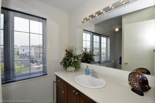 72 Senior Crescent, Cambridge, ON - Indoor Photo Showing Bathroom