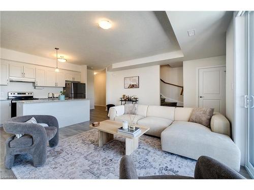 68-261 Woodbine Avenue, Kitchener, ON - Indoor Photo Showing Living Room