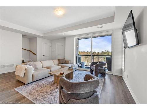 68-261 Woodbine Avenue, Kitchener, ON - Indoor Photo Showing Living Room