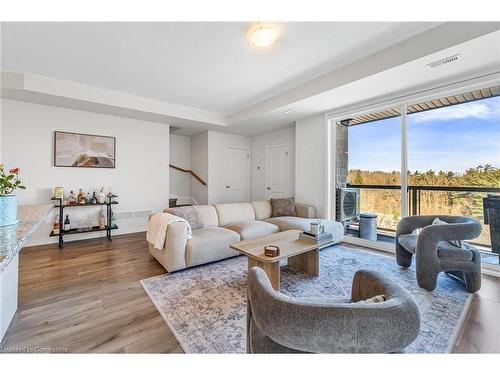 68-261 Woodbine Avenue, Kitchener, ON - Indoor Photo Showing Living Room