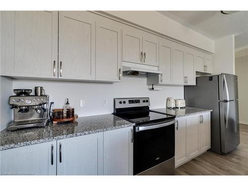 68-261 Woodbine Avenue, Kitchener, ON - Indoor Photo Showing Kitchen