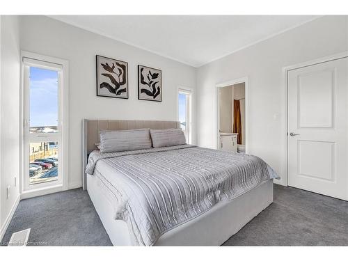 68-261 Woodbine Avenue, Kitchener, ON - Indoor Photo Showing Bedroom