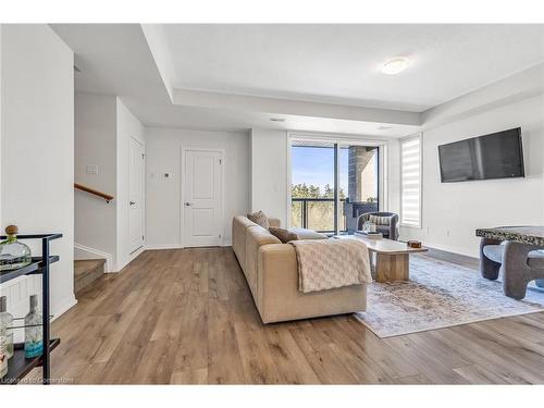 68-261 Woodbine Avenue, Kitchener, ON - Indoor Photo Showing Living Room