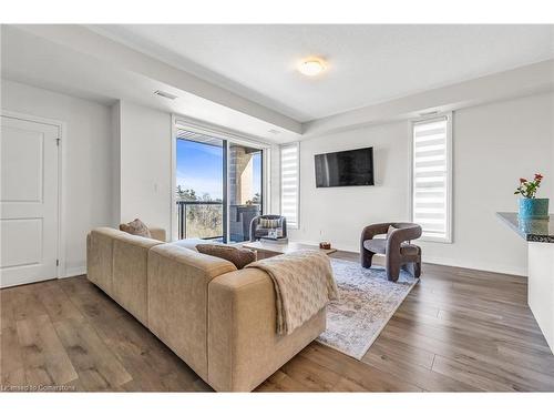 68-261 Woodbine Avenue, Kitchener, ON - Indoor Photo Showing Living Room