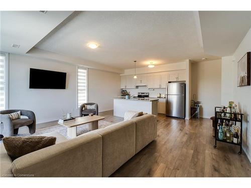 68-261 Woodbine Avenue, Kitchener, ON - Indoor Photo Showing Living Room