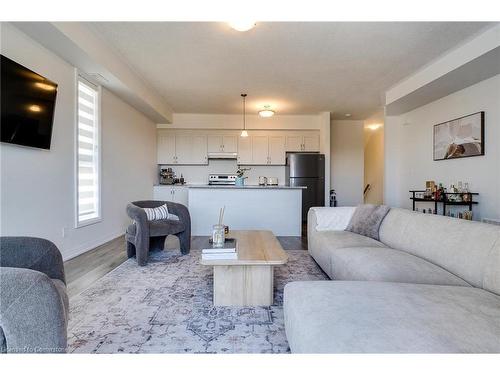 68-261 Woodbine Avenue, Kitchener, ON - Indoor Photo Showing Living Room