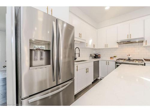 22 Sandstone Street, Cambridge, ON - Indoor Photo Showing Kitchen With Upgraded Kitchen