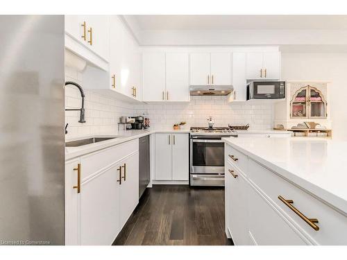 22 Sandstone Street, Cambridge, ON - Indoor Photo Showing Kitchen With Upgraded Kitchen