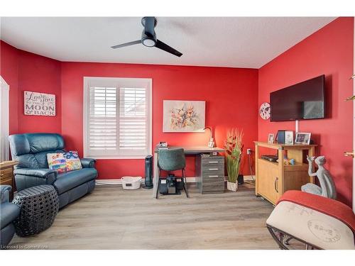 11D-350 Doon Valley Drive, Kitchener, ON - Indoor Photo Showing Living Room