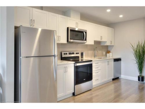 211-5 Wake Robin Drive, Kitchener, ON - Indoor Photo Showing Kitchen With Stainless Steel Kitchen