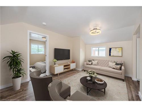 73 Albany Avenue, Hamilton, ON - Indoor Photo Showing Living Room