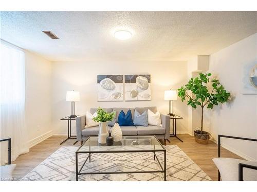 5-171 Ferguson Drive, Woodstock, ON - Indoor Photo Showing Living Room