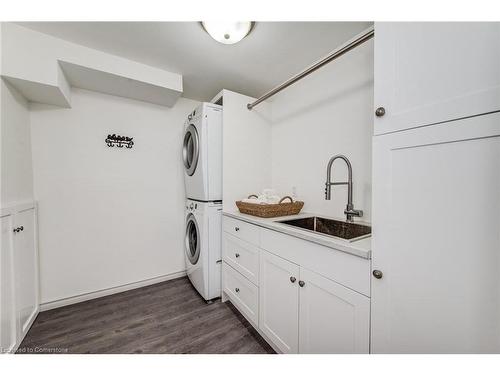 269 Old Post Road, Waterloo, ON - Indoor Photo Showing Laundry Room