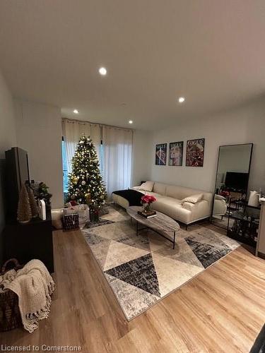 523-525 New Dundee Road, Kitchener, ON - Indoor Photo Showing Living Room