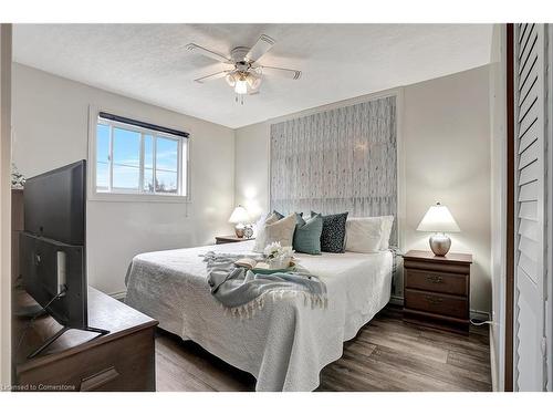 93 Christopher Drive, Cambridge, ON - Indoor Photo Showing Bedroom