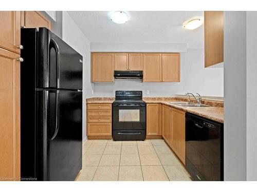 38-535 Margaret Street, Cambridge, ON - Indoor Photo Showing Kitchen With Double Sink