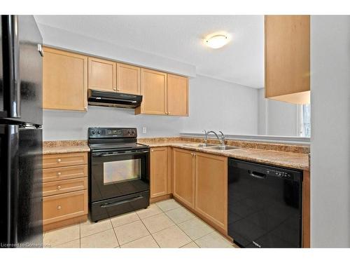 38-535 Margaret Street, Cambridge, ON - Indoor Photo Showing Kitchen With Double Sink