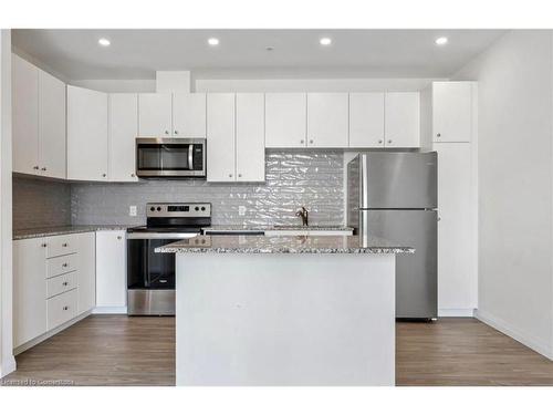 1009-104 Garment Street, Kitchener, ON - Indoor Photo Showing Kitchen With Upgraded Kitchen