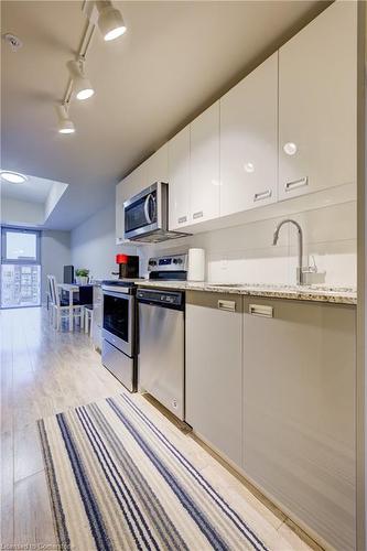 618-257 Hemlock Street, Waterloo, ON - Indoor Photo Showing Kitchen