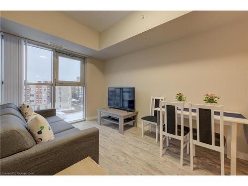 618-257 Hemlock Street, Waterloo, ON - Indoor Photo Showing Living Room