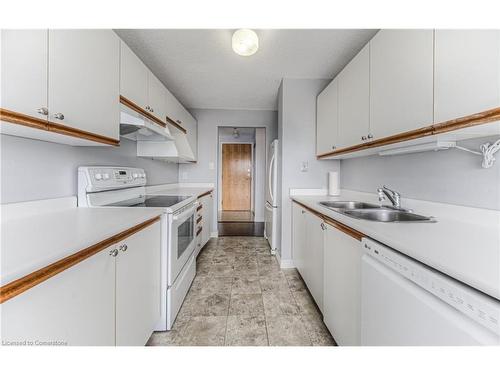 509-55 Blue Springs Drive, Waterloo, ON - Indoor Photo Showing Kitchen With Double Sink