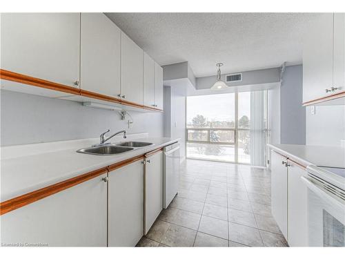 509-55 Blue Springs Drive, Waterloo, ON - Indoor Photo Showing Kitchen With Double Sink