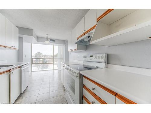 509-55 Blue Springs Drive, Waterloo, ON - Indoor Photo Showing Kitchen