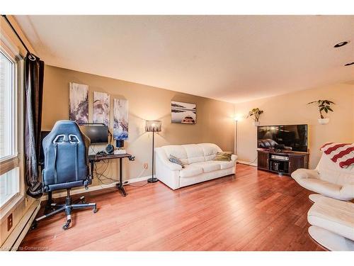 16-249 Cedarbrae Avenue, Waterloo, ON - Indoor Photo Showing Living Room