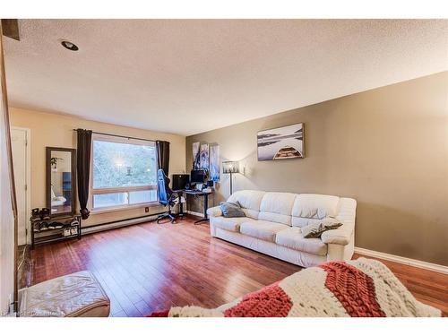 16-249 Cedarbrae Avenue, Waterloo, ON - Indoor Photo Showing Living Room