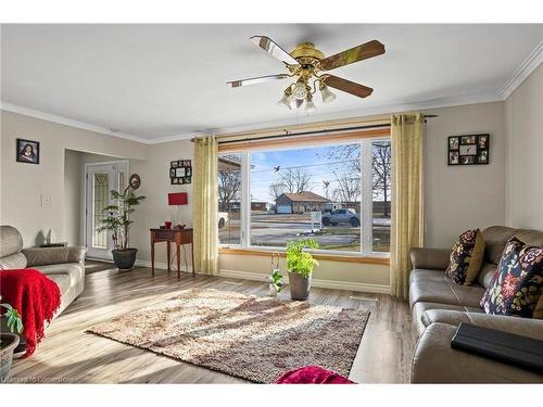 121 Oak Street W, Leamington, ON - Indoor Photo Showing Living Room