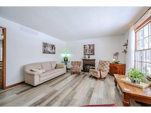 39 Bannockburn Road, Kitchener, ON - Indoor Photo Showing Living Room