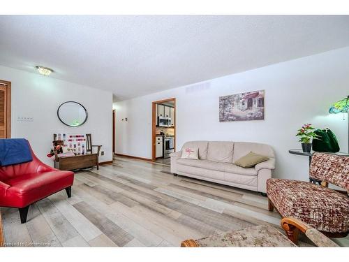 39 Bannockburn Road, Kitchener, ON - Indoor Photo Showing Living Room