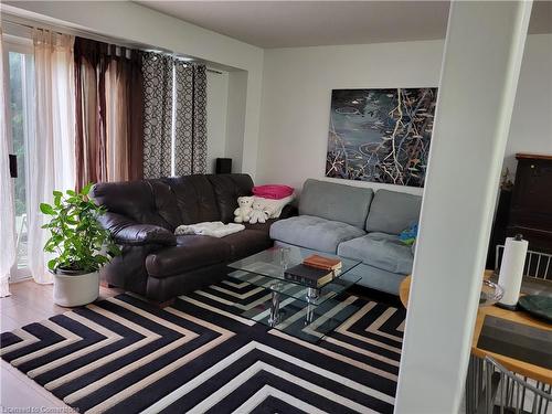 E34-85 Bankside Drive, Kitchener, ON - Indoor Photo Showing Living Room