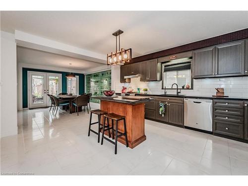 565 Sundew Drive, Waterloo, ON - Indoor Photo Showing Kitchen With Upgraded Kitchen