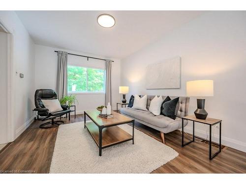 131 Wood Street, Kitchener, ON - Indoor Photo Showing Living Room