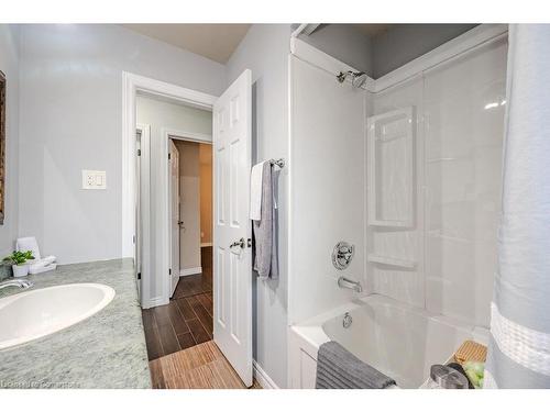 293 Kinzie Avenue, Kitchener, ON - Indoor Photo Showing Bathroom