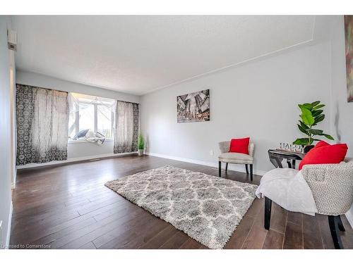 293 Kinzie Avenue, Kitchener, ON - Indoor Photo Showing Living Room