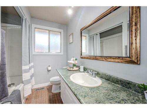 293 Kinzie Avenue, Kitchener, ON - Indoor Photo Showing Bathroom