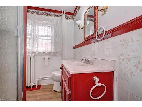 362 Duke Street W, Kitchener, ON - Indoor Photo Showing Bathroom