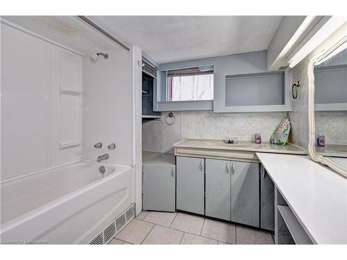 362 Duke Street W, Kitchener, ON - Indoor Photo Showing Bathroom