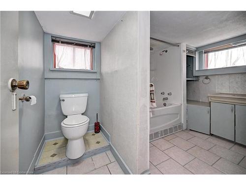 362 Duke Street W, Kitchener, ON - Indoor Photo Showing Bathroom