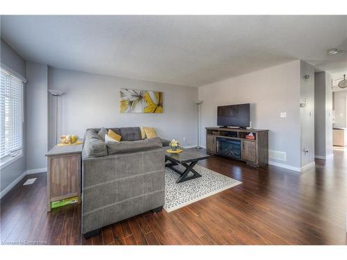 86-750 Lawrence Street, Cambridge, ON - Indoor Photo Showing Living Room